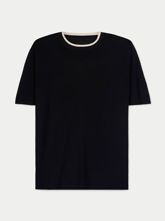 Vue de face d'un t-shirt en cachemire noir avec un col rond blanc sur fond gris clair. #color_noir