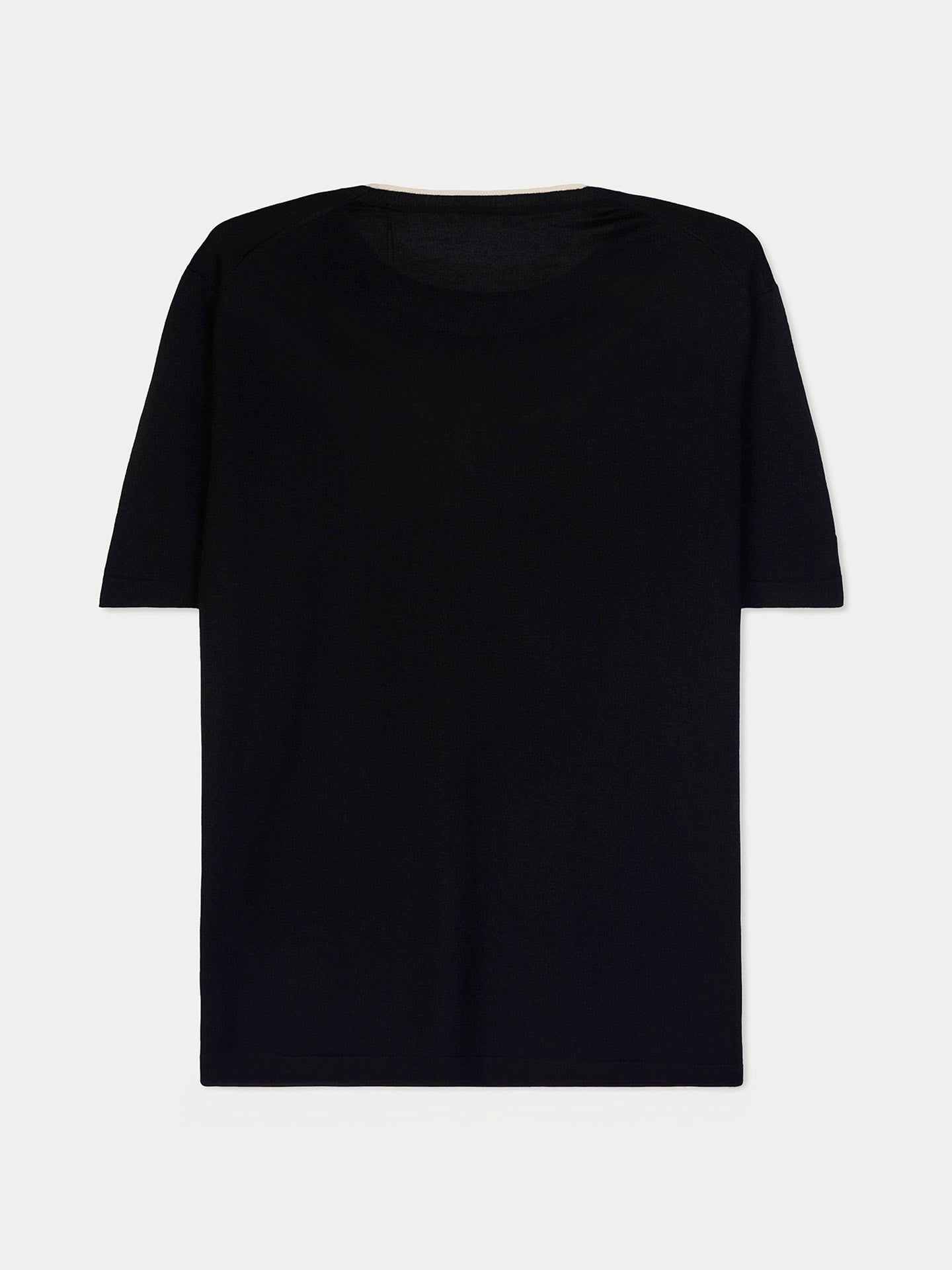 Vue de dos d'un t-shirt en cachemire noir sur fond gris clair. #color_noir