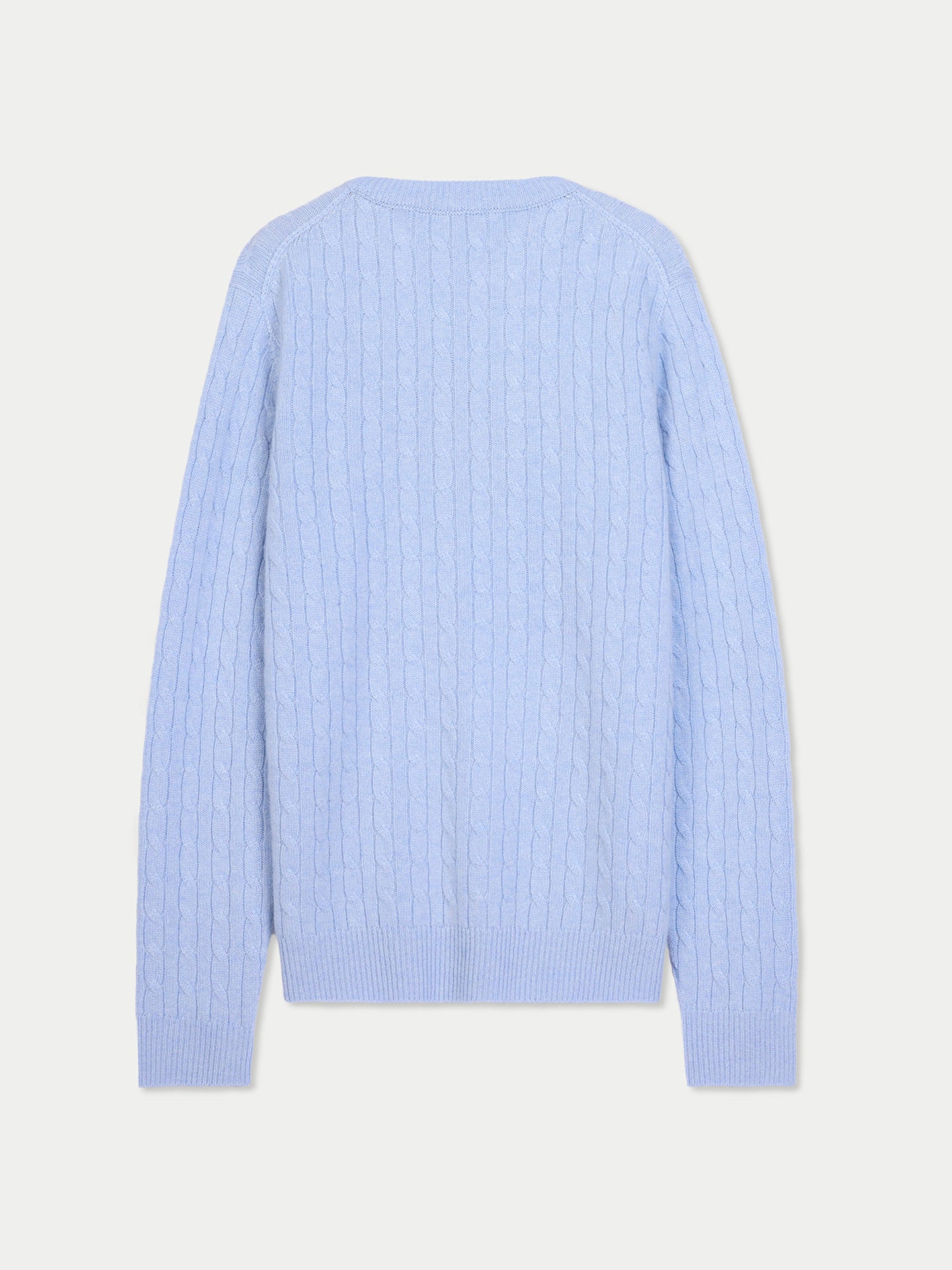 Vue de dos d'un pull en maille torsadée bleu clair sur fond gris clair. #color_bleu-clair
