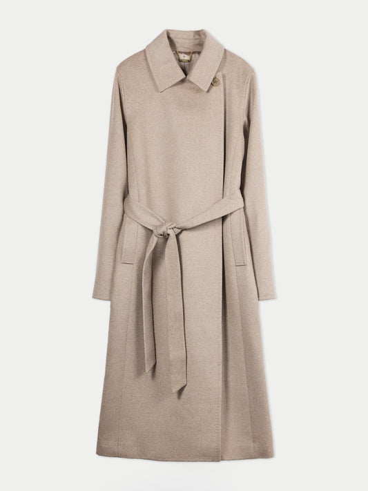 Vue de face d'un manteau beige à col chemise et ceinture, sur fond gris clair. #color_beige