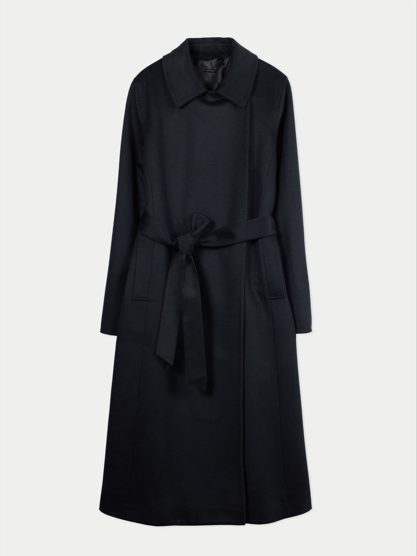 Vue de face d'un manteau noir à col chemise et ceinture, sur fond gris clair. #color_noir