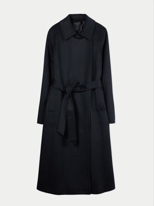 Vue de face d'un manteau noir à col chemise et ceinture, sur fond gris clair. #color_noir
