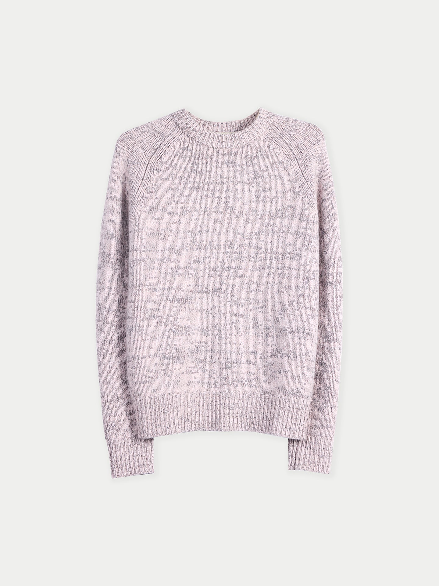 Vue de face d'un pull à col rond rose-gris chiné sur fond gris clair. #color_rose-ivoire