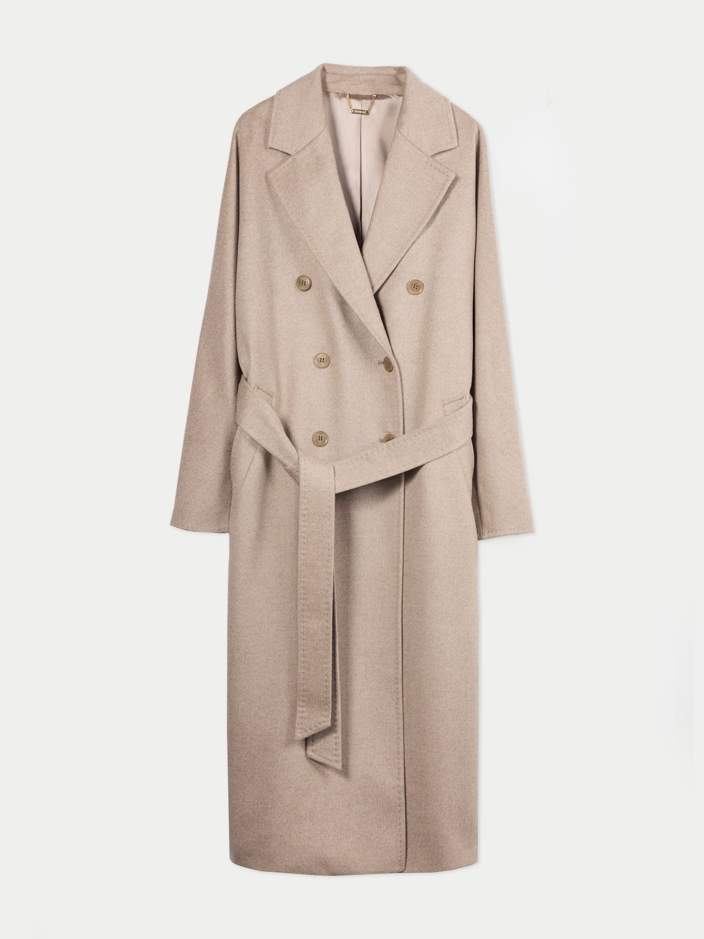 Vue de face d'un manteau croisé beige avec ceinture sur fond gris clair. #color_beige