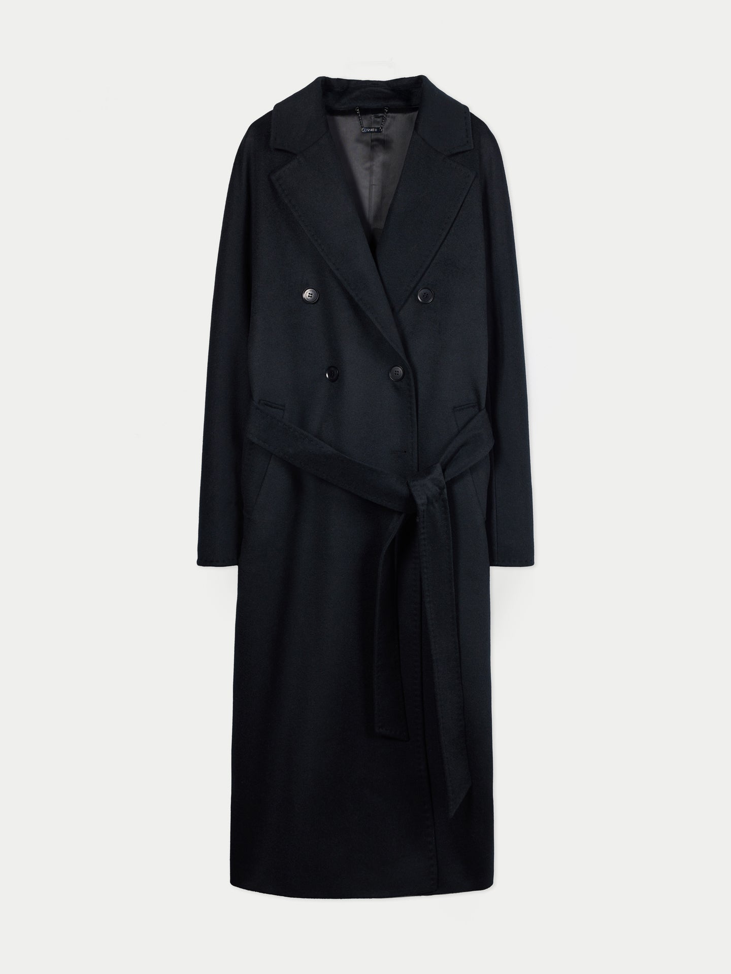 Vue de face d'un manteau noir croisé avec ceinture sur fond gris clair. #color_noir