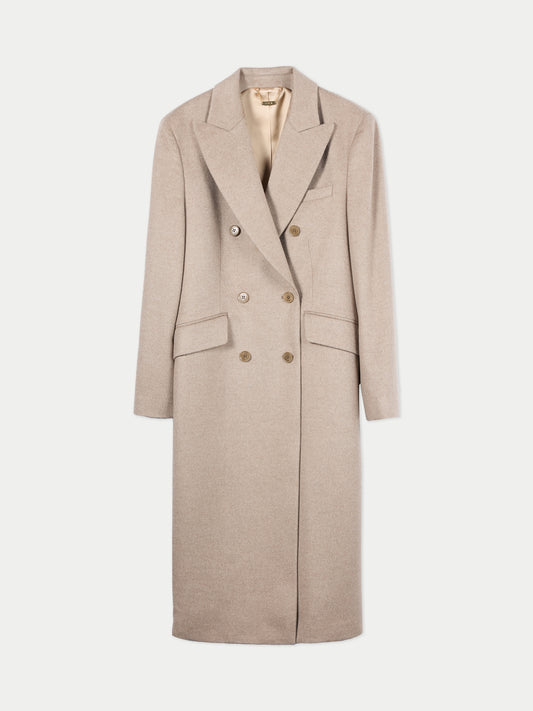 Vue de face d'un manteau croisé beige sur fond gris clair. #color_beige