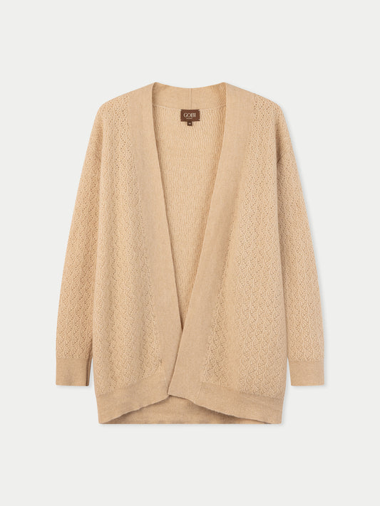 Vue de face d'un cardigan ouvert beige texturé sur fond gris clair. #color_beige