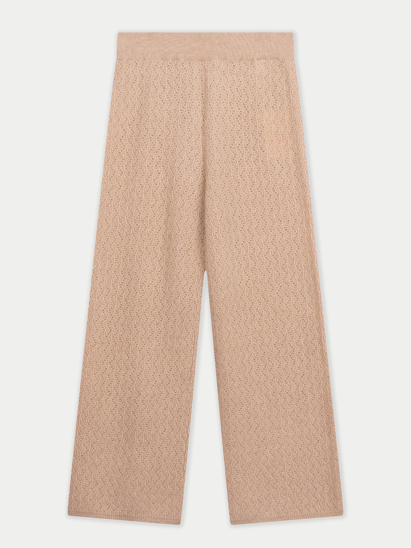 Vue de face d'un pantalon beige à jambes larges en maille côtelée sur fond gris clair. #color_beige