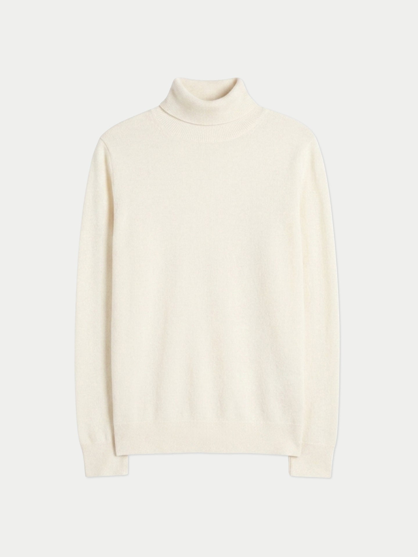 Vue de face d'un pull à col roulé blanc sur fond gris clair. #color_blanc-cassé