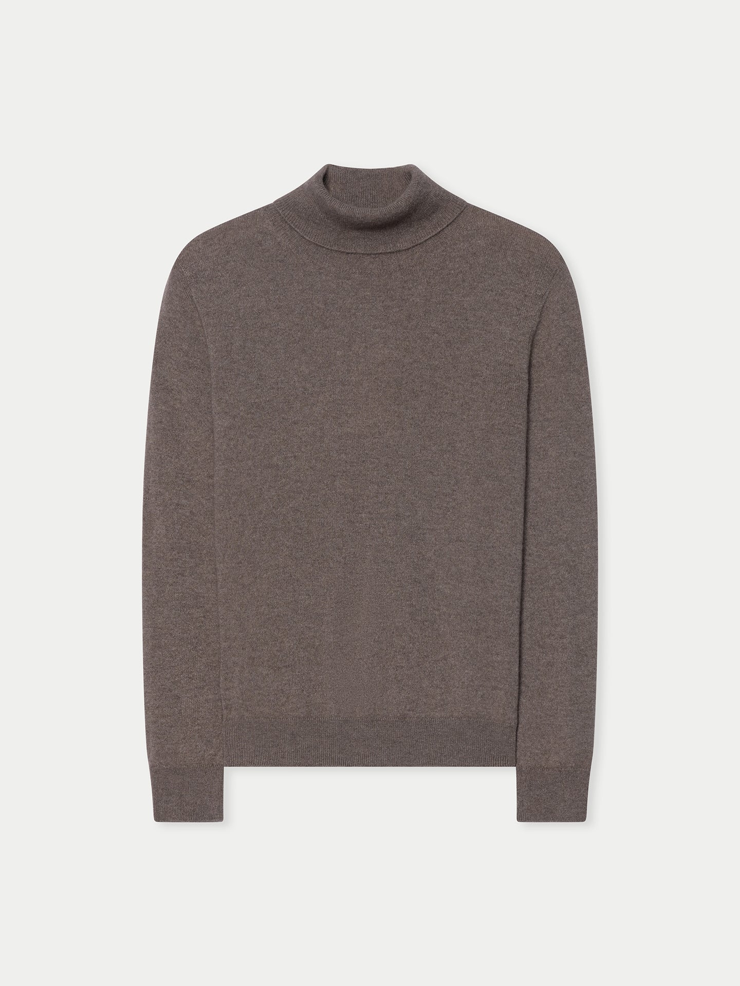 Vue de face d'un pull à col roulé marron sur fond gris clair. #color_taupe