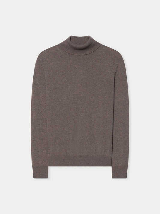 Vue de face d'un pull à col roulé marron sur fond gris clair. #color_taupe