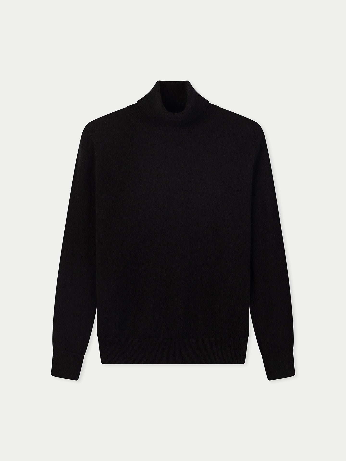 Vue de face d'un pull à col roulé noir sur fond gris clair. #color_noir