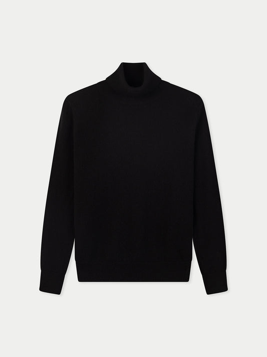 Vue de face d'un pull à col roulé noir sur fond gris clair. #color_noir