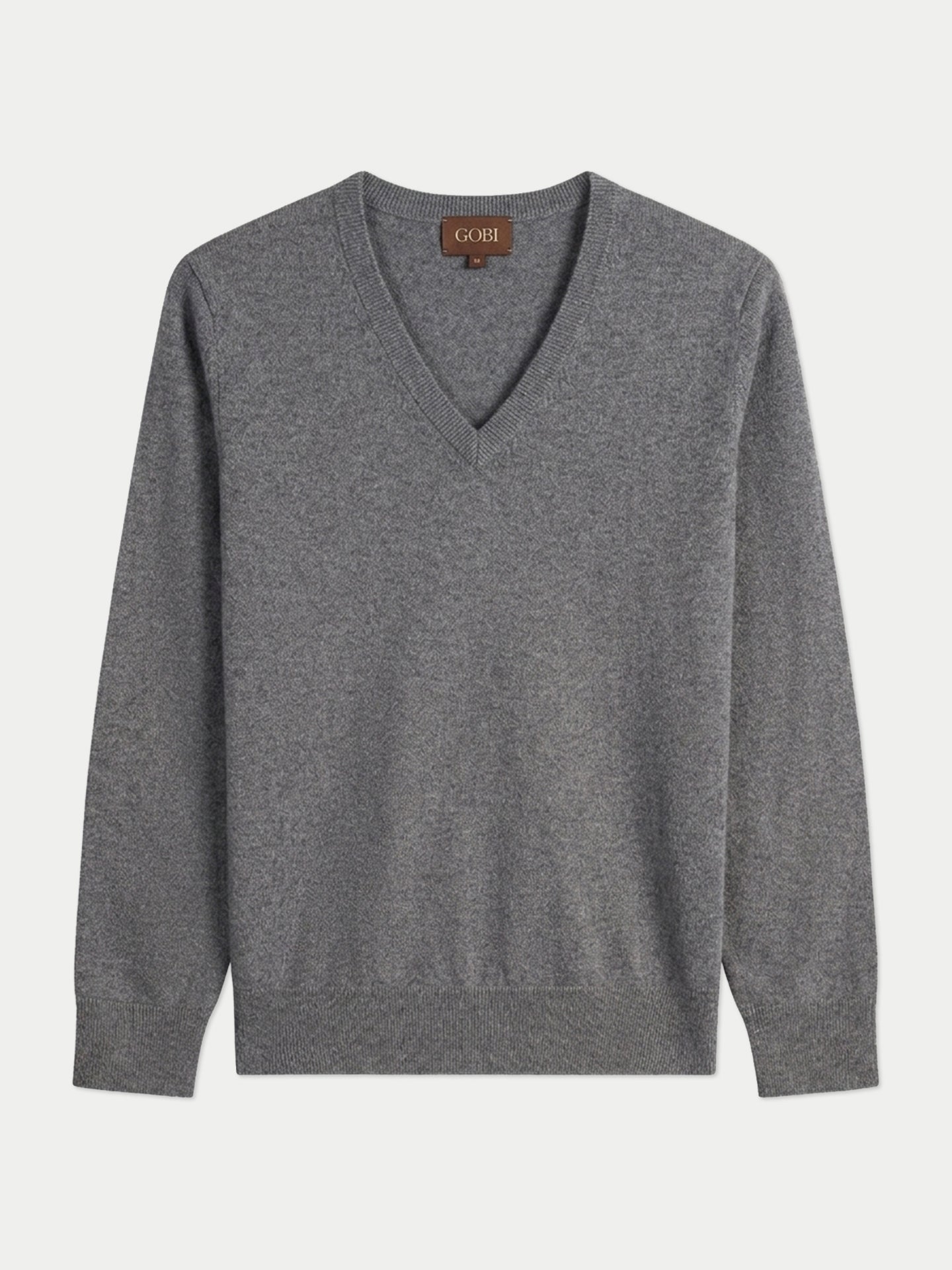 Vue de face d'un pull gris foncé à col en V sur fond gris clair. #color_gris-foncé
