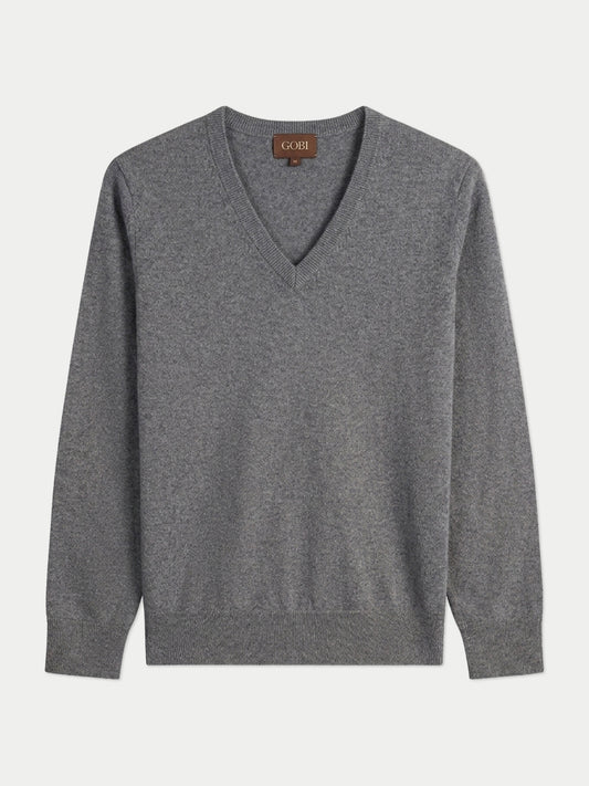 Vue de face d'un pull gris foncé à col en V sur fond gris clair. #color_gris-foncé