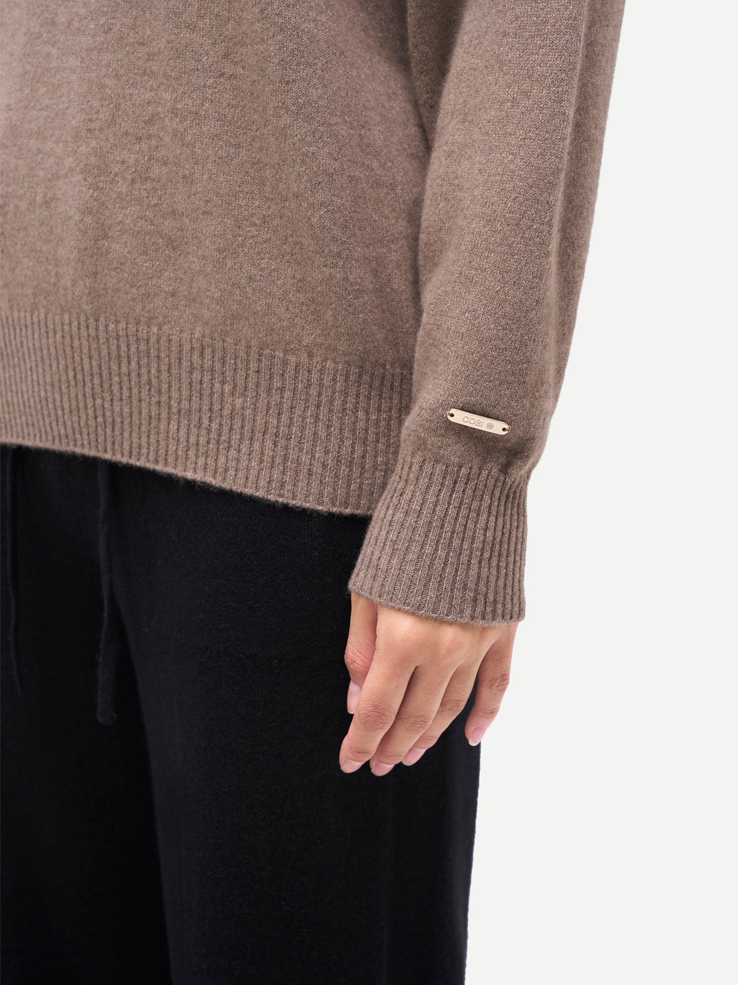 Pull en cachemire Mongol à col montant couleur taupe | GOBI Cashmere
