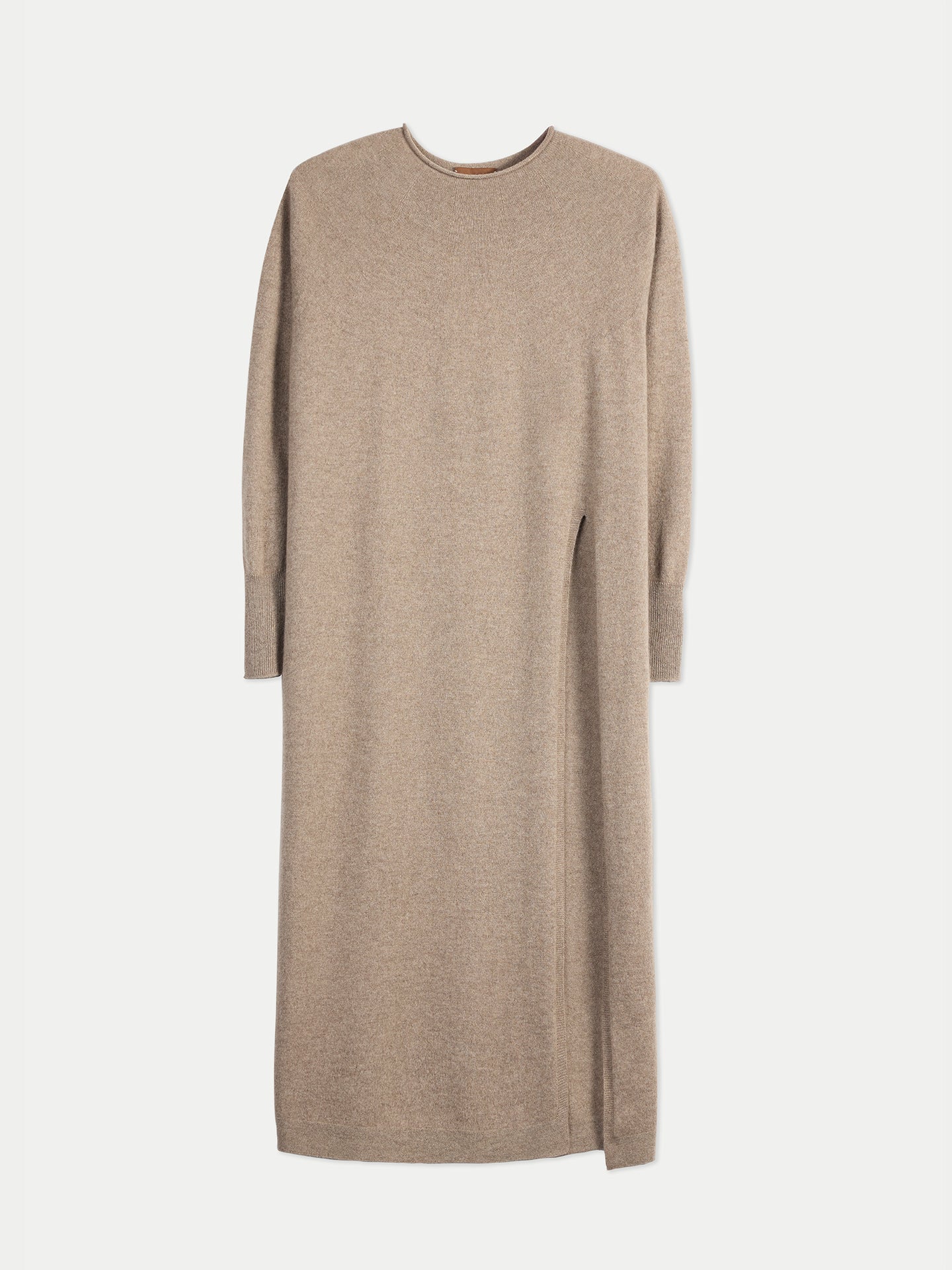Vue de face d'une robe beige à col rond, manches longues et fente latérale, sur fond gris clair. #color_taupe