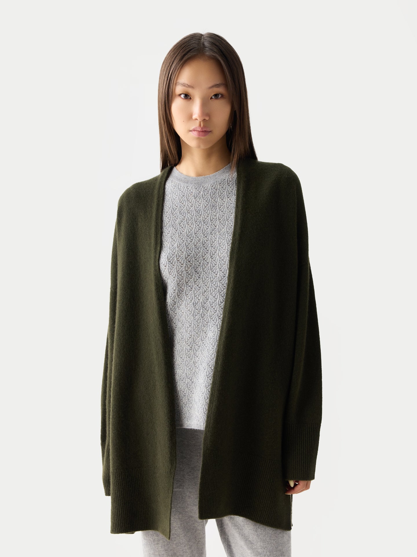 Long Cardigan Ouvert en Cachemire couleur olive | GOBI Cashmere