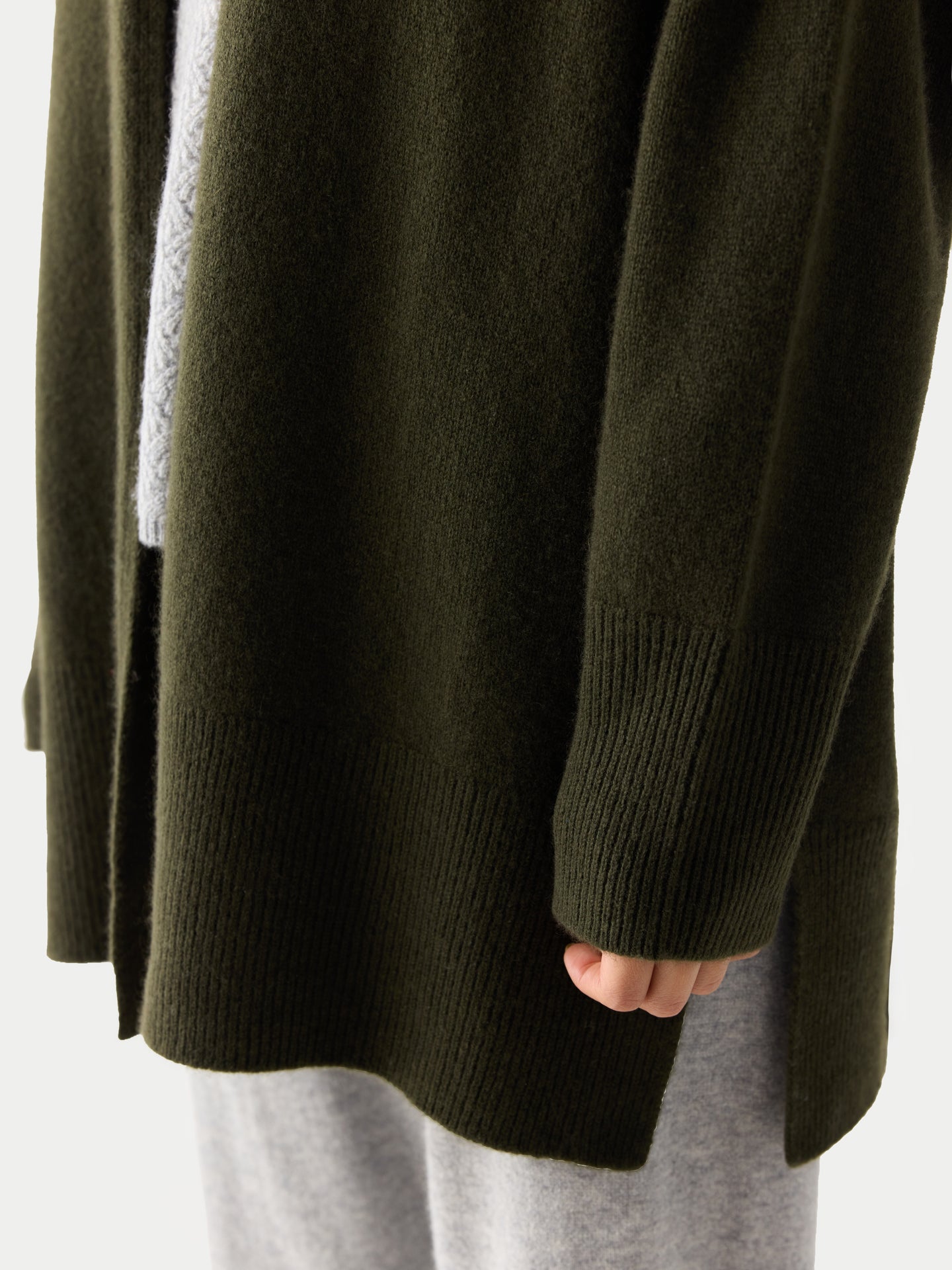 Long Cardigan Ouvert en Cachemire couleur olive | GOBI Cashmere