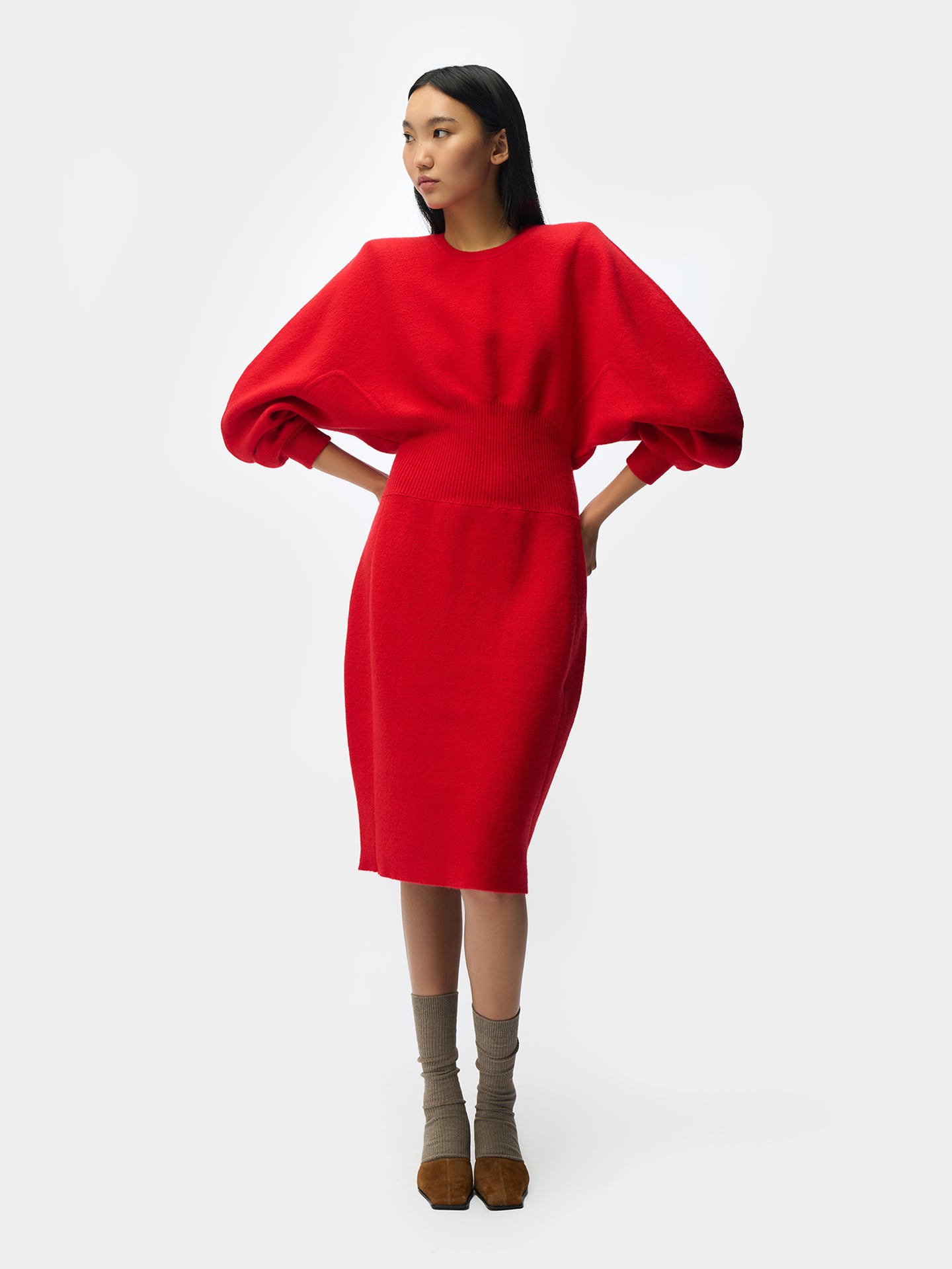 Robe femme en cachemire à silhouette sculpturale couleur rouge | GOBI