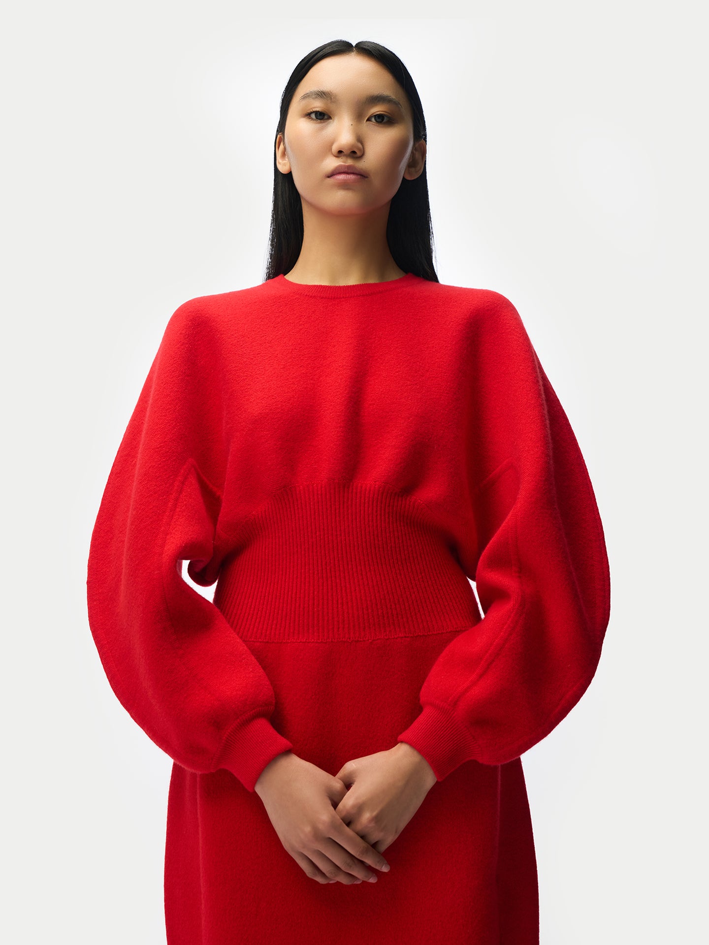 Robe femme en cachemire à silhouette sculpturale couleur rouge | GOBI