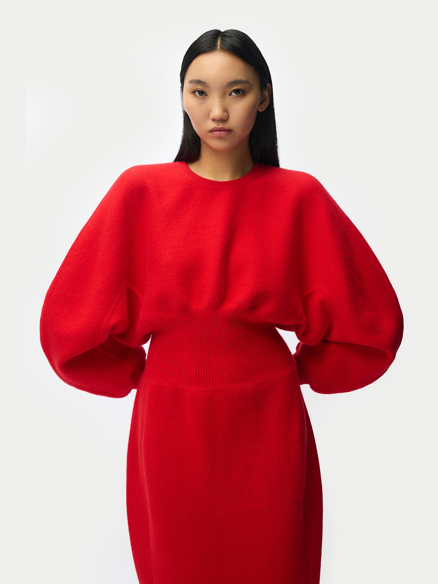 Robe femme en cachemire à silhouette sculpturale couleur rouge | GOBI