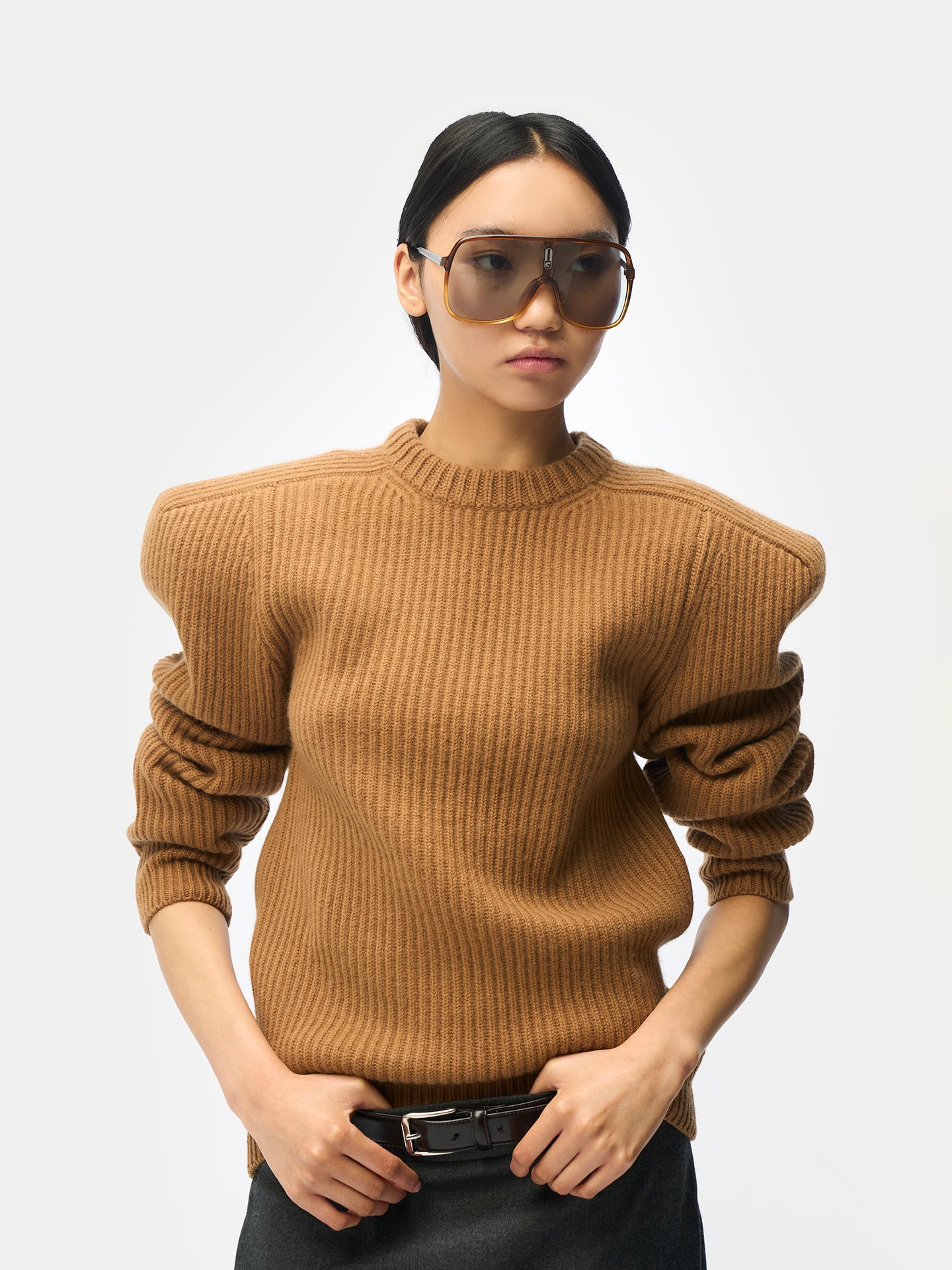 Pull femme en cachemire à épaules sculpturales couleur chameau | GOBI cashmere