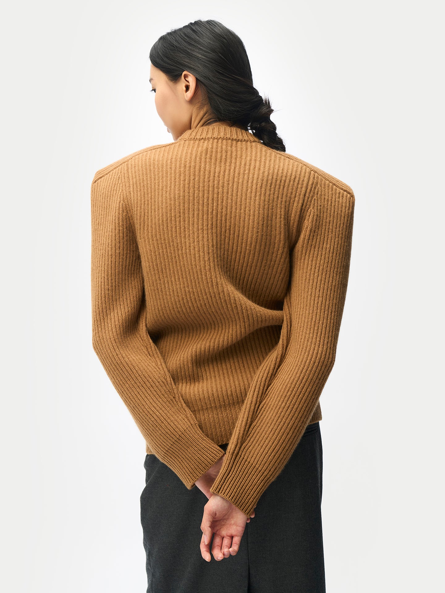 Pull femme en cachemire à épaules sculpturales couleur chameau | GOBI cashmere