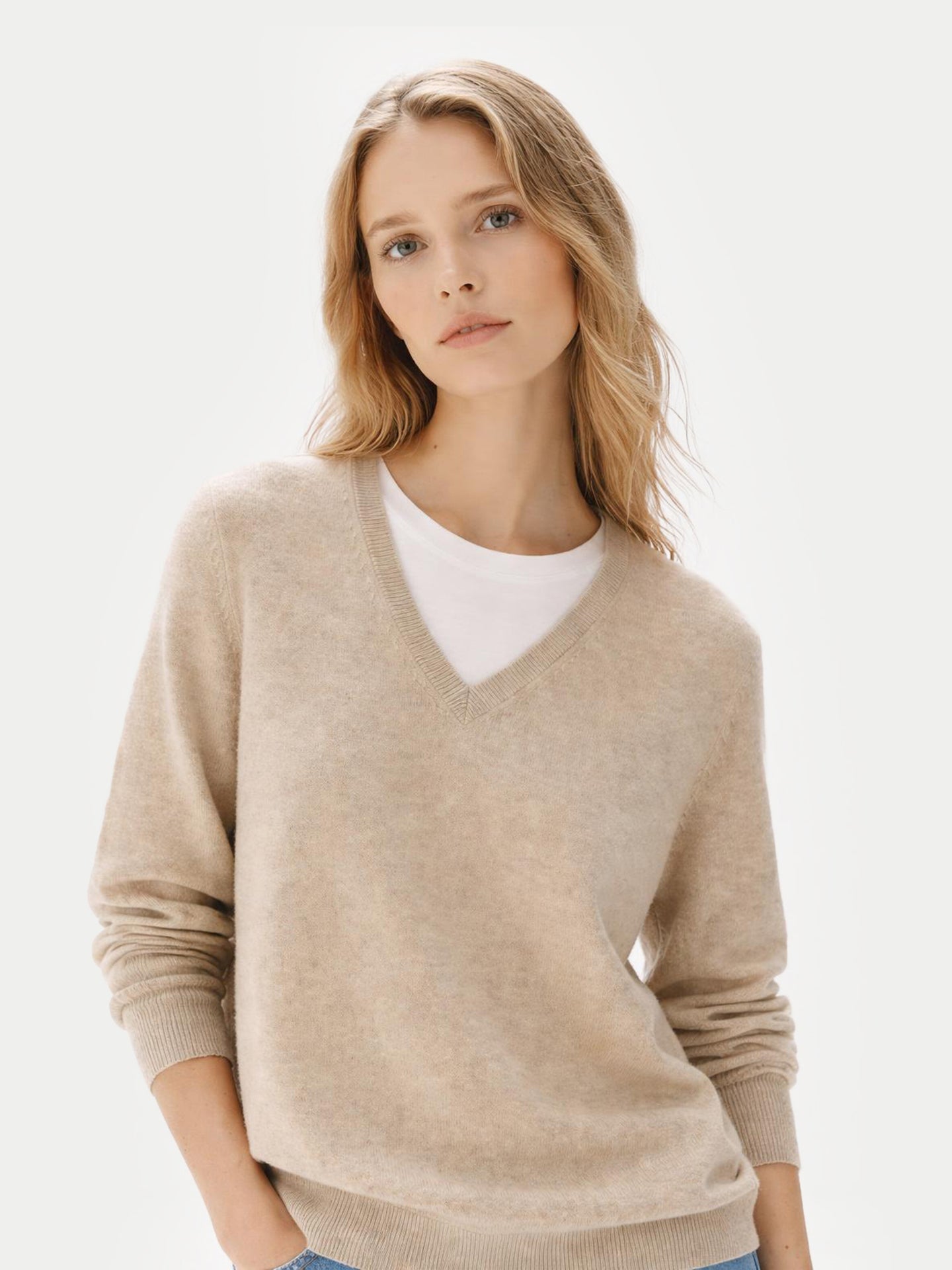 Pull col en V en cachemire Essential pour femmes Couleur Organique Gris Chaud - Gobi Cashmere