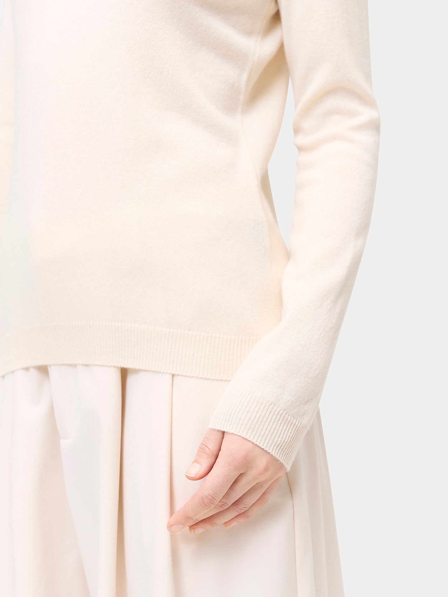 Pull col en V en cachemire Essential pour femmes