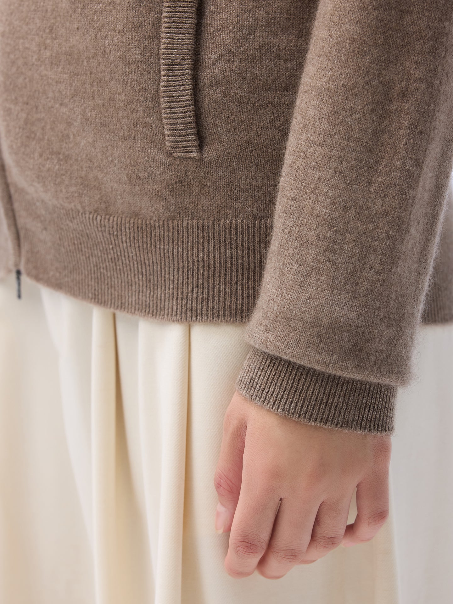 Cardigan zippé en cachemire Essential pour femmes Couleur Organique