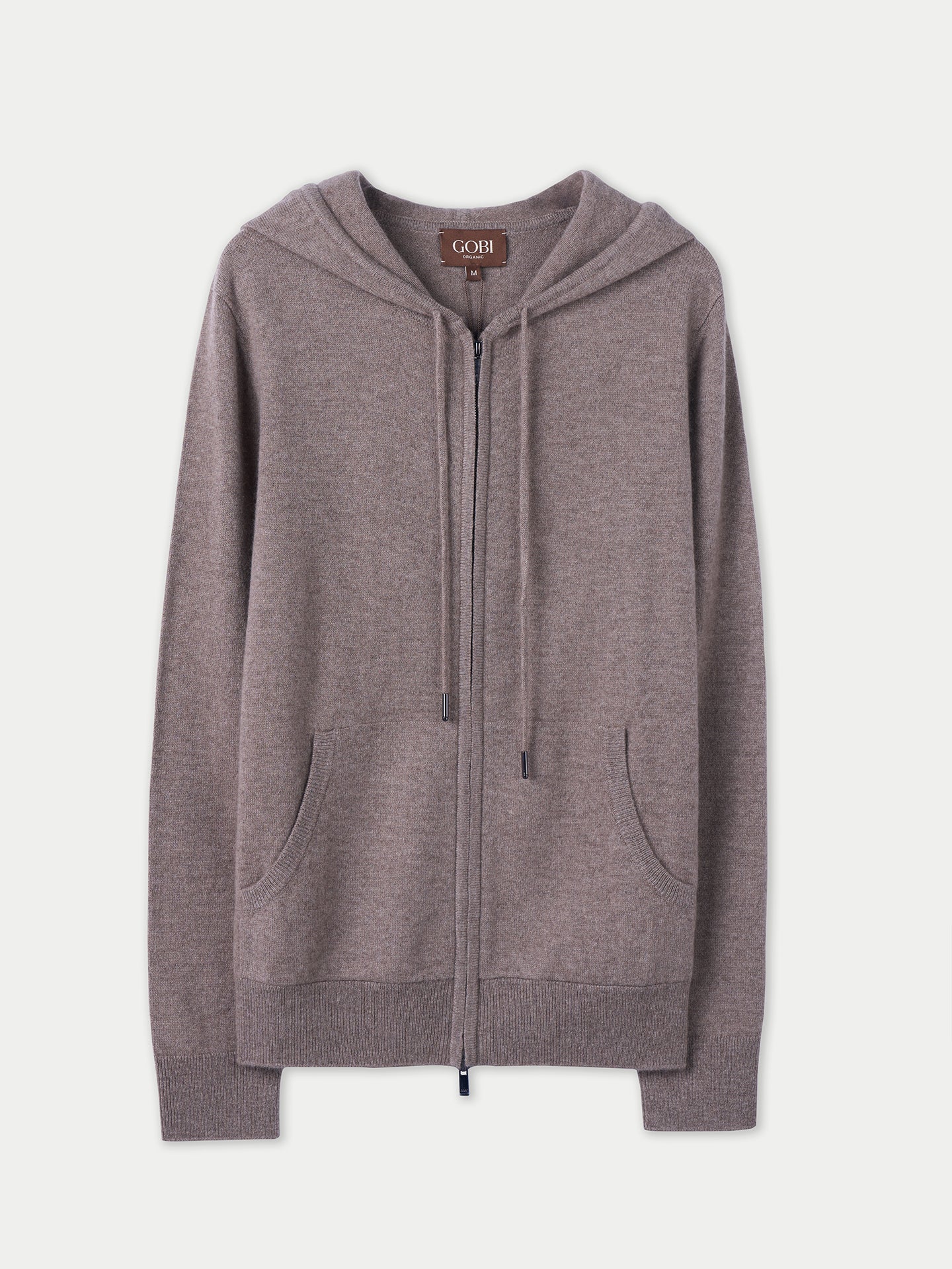 Vue de face d'un sweat à capuche marron à poches latérales sur fond gris clair. #color_taupe