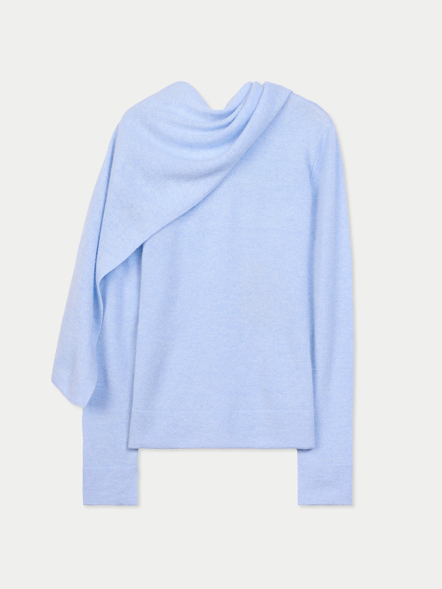 Vue de face d'un pull bleu clair à manches longues avec une écharpe attachée, sur fond gris clair. #color_bleu-clair