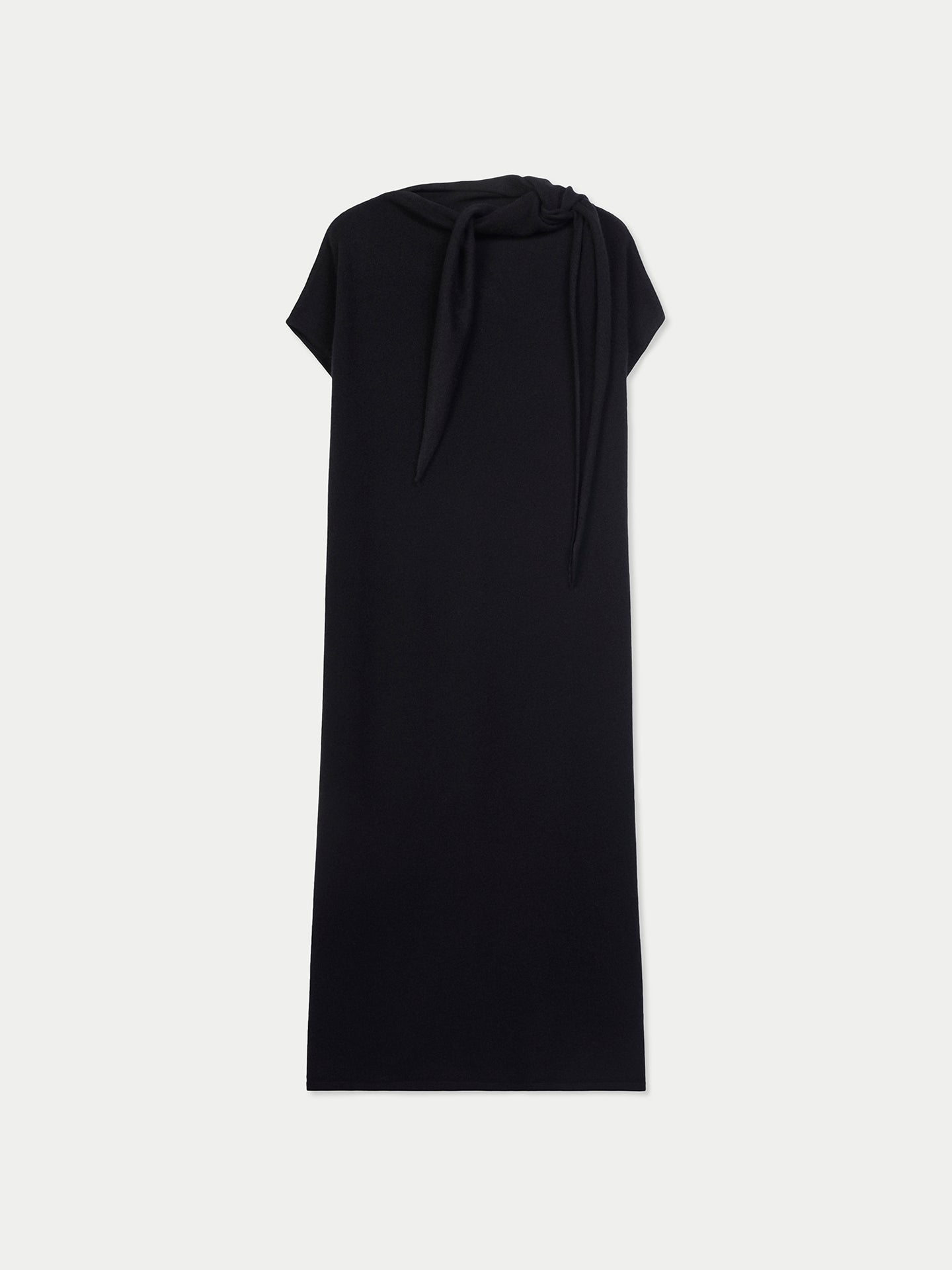 Vue de face d'une robe noire à manches courtes arrivant sous le genou, avec un foulard noué, sur fond gris clair. #color_noir