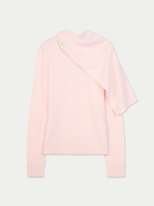 Vue de face d'un pull rose à manches longues avec une écharpe intégrée, sur fond gris clair. #color_peach-blush