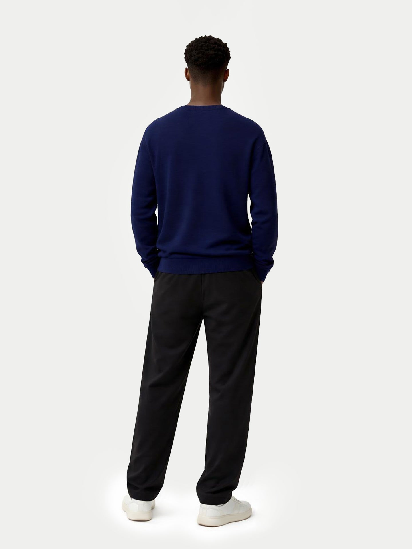 Pull col en V en cachemire Essential pour hommes Navy - Gobi Cashmere
