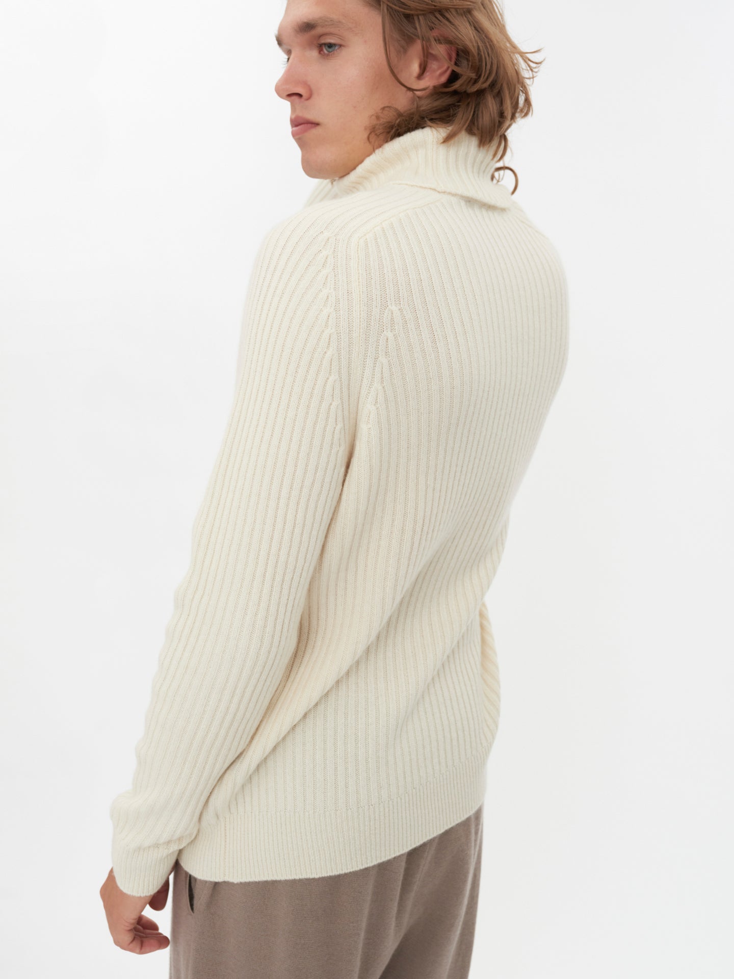 Pull à col roulé en tricot côtelé blanc - Gobi Cashmere 