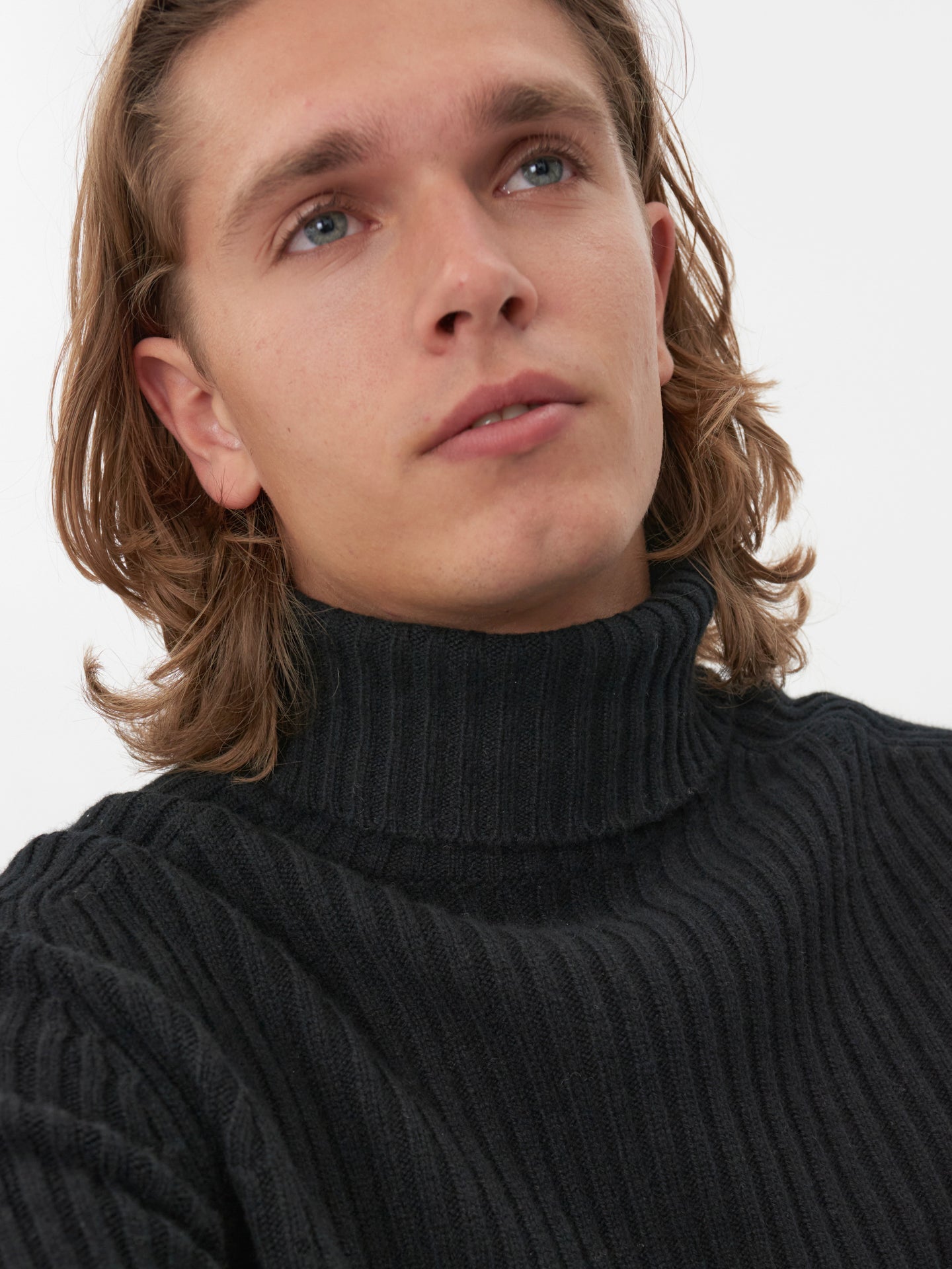 Pull à col roulé en tricot côtelé noir - Gobi Cashmere