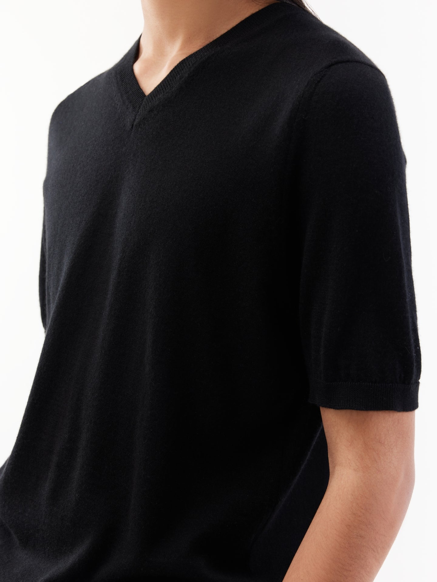 T-shirt col V en soie et cachemire pour homme noir - Gobi Cashmere